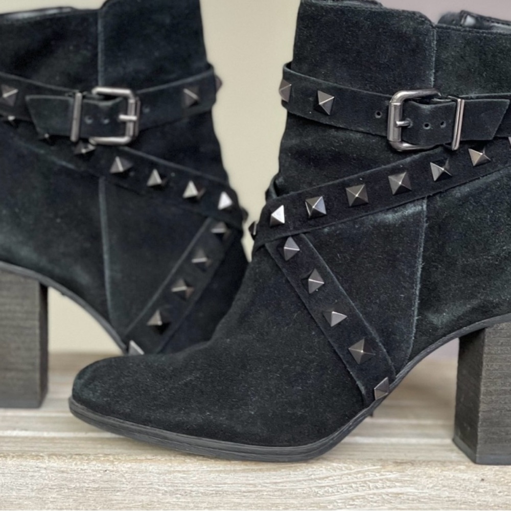 👸🏻 HOST PICK 👸🏻 Schutz Suede Boots with Distressed Heel, size 8